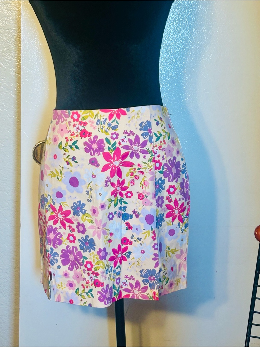 LOVE ON A HANGER FLORAL SKIRT